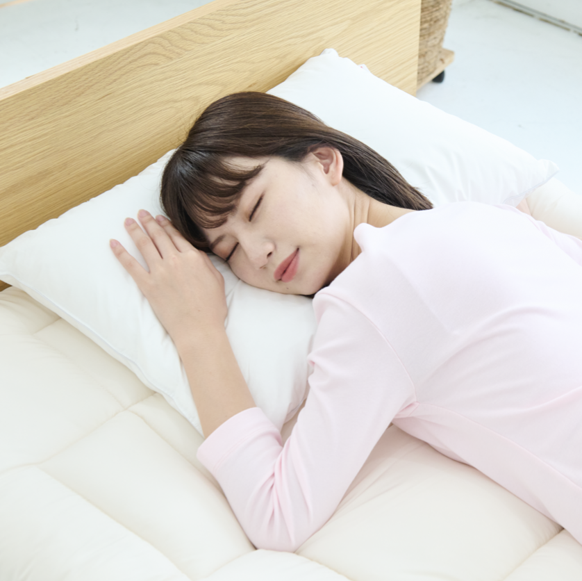 枕ピューリストを用いて眠っている女性