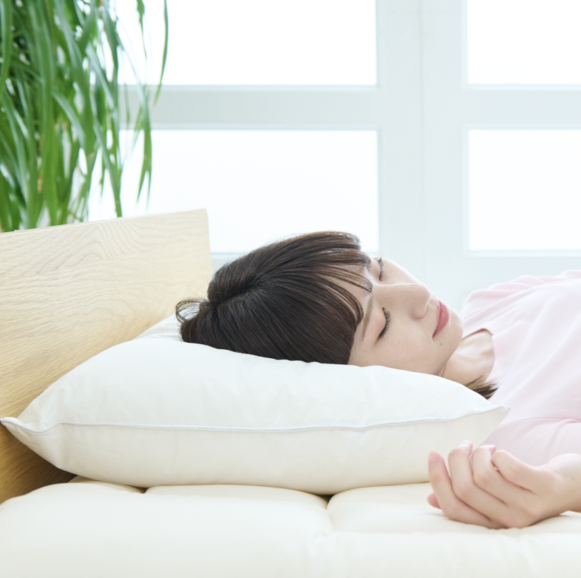 枕ピューリストを用いて眠っている女性