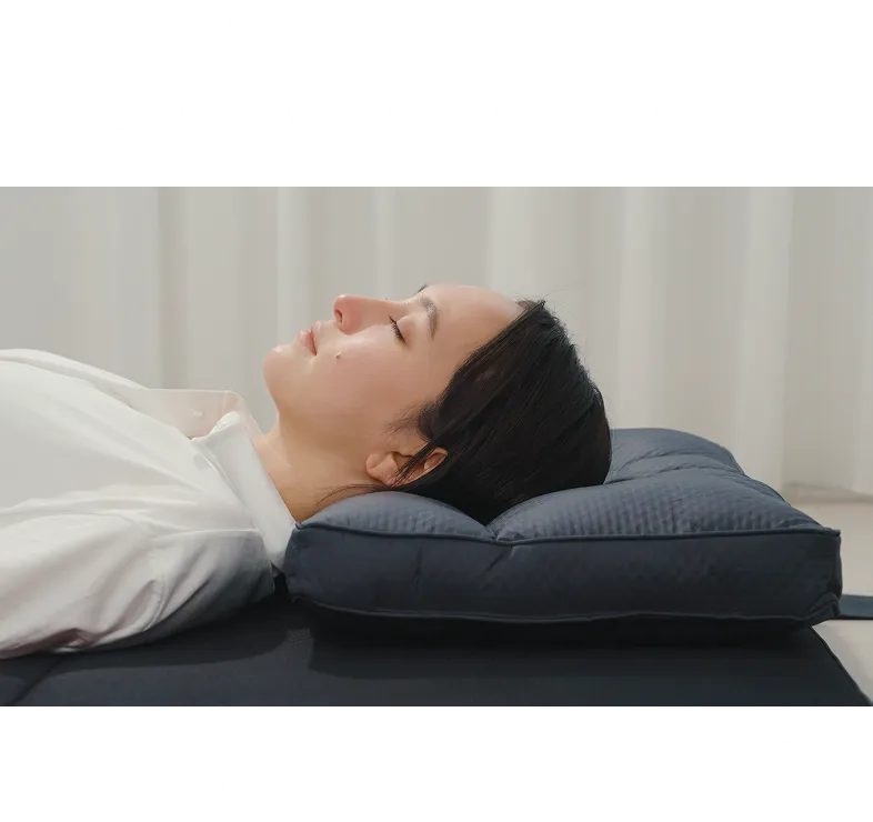 頭部や首をしっかりと包み込み支える 頭部や首を優しく、かつしっかりと包み込み支えることで、睡眠中の首への負担を和らげます。